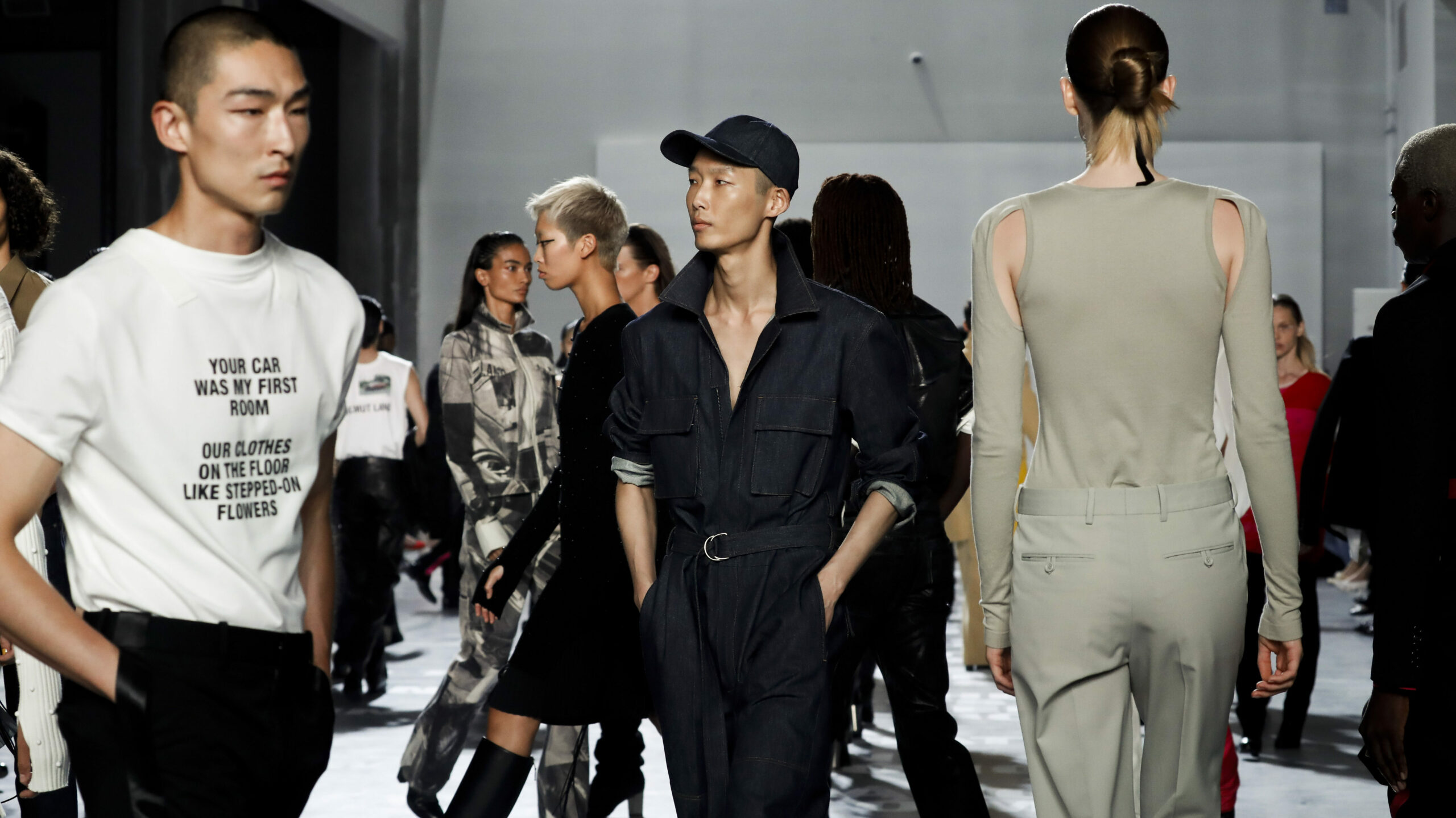 A model walks in the Helmut Lang Spring 1998 Ready to Wear Runway News  Photo - Getty Images